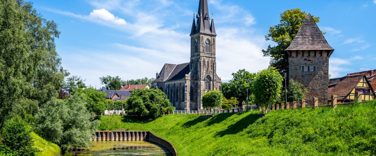 hotel-waldkater-rinteln-landschaft-und-kirche
